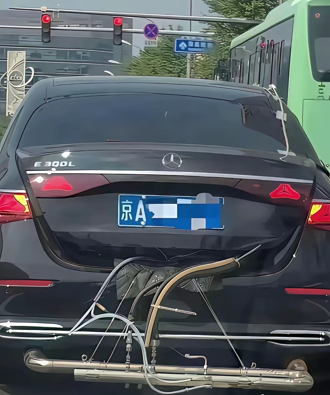奔驰车尾装了套特殊装置，交警执勤时当场犯难，到底该拦下来还是放行？
