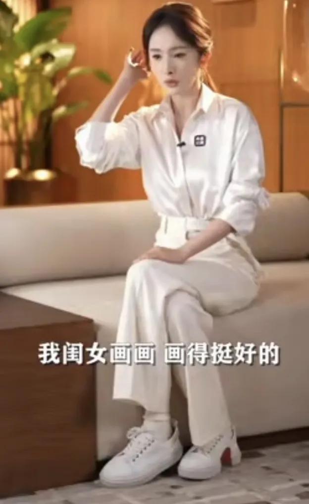 杨幂谈女儿小糯米，说：“我有一天发现我闺女画画 画的挺好的，我说你能帮我画一个吗