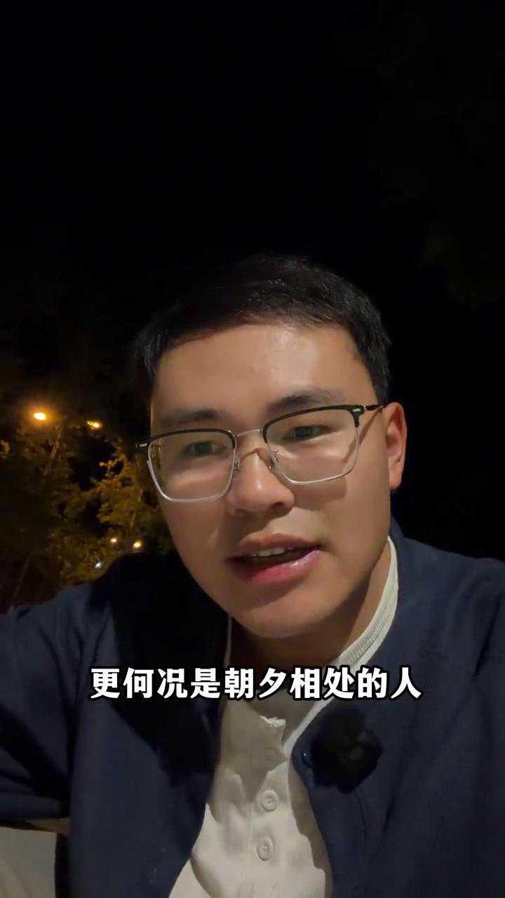 别人能看见你难，但他们不会帮你。
旁人其实是看得见你难的，就像能够看得见小孩子眼