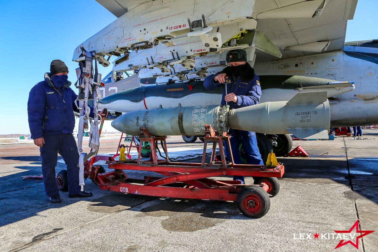 苏-25SM攻击机挂载BETAB-500SHP反跑道炸弹。该弹重约500公斤，炸