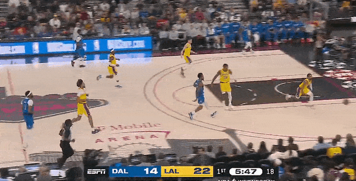 克里斯蒂一攻一传尽显老大风采！
在今天NBA季前赛独行侠与湖人的第一节比赛中，克