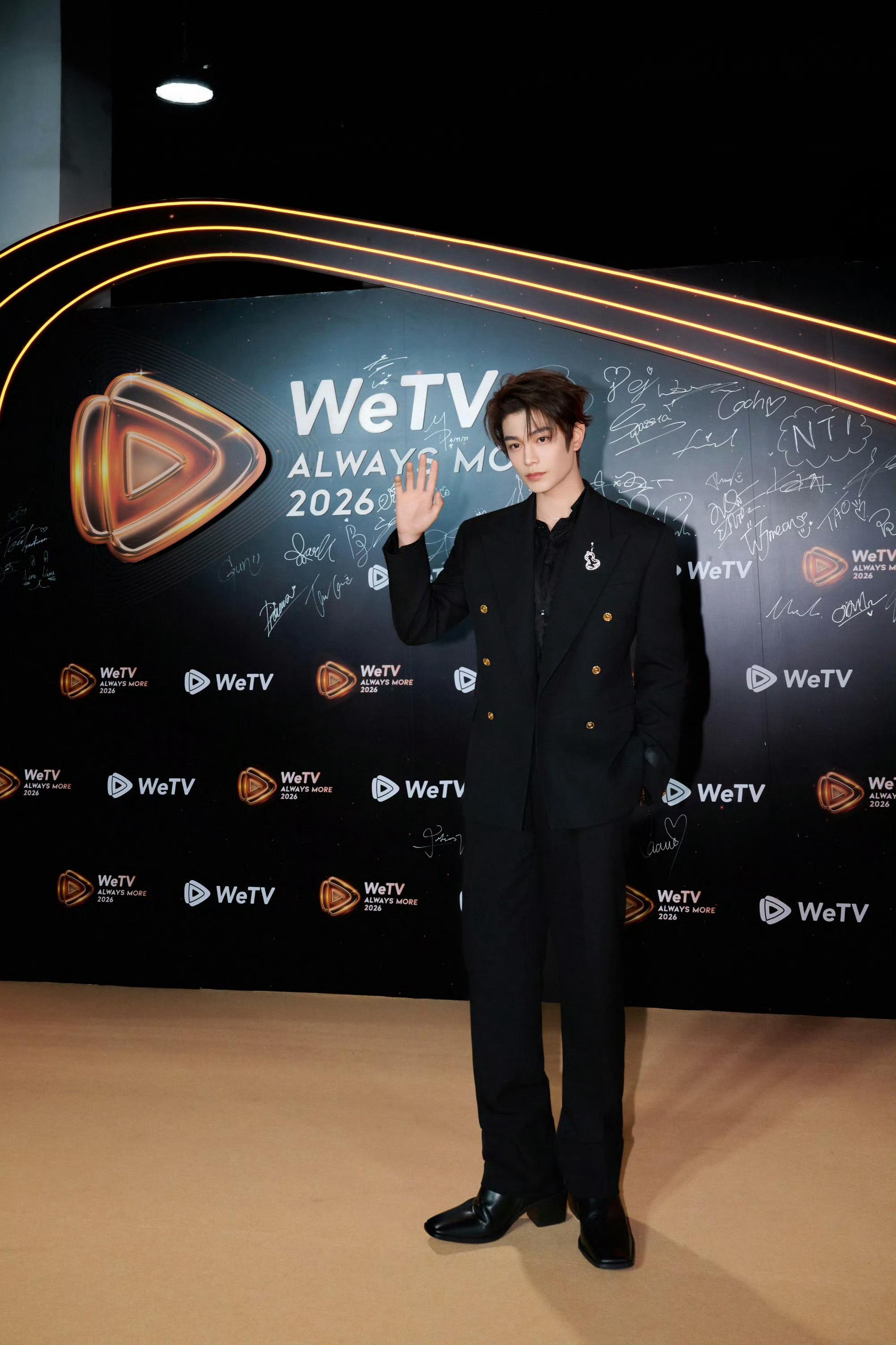 丁禹兮走向国际，越来越从容，感觉吾家有儿已长成，可以顶天立地的感觉了[哇][哇]