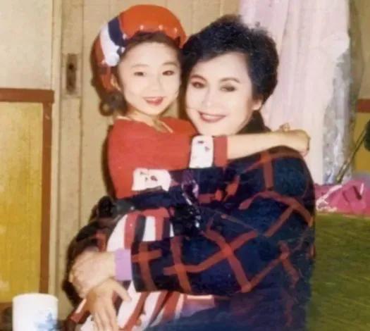 2000年，李谷一举报东方歌舞团团长田某腐败。田某得知被李谷一举报后大肆宣扬李谷