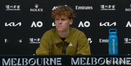 辛纳谈及穆塞蒂在澳网对阵德约科维奇时的退赛：“洛伦佐真是不幸。从另一方面来说，与