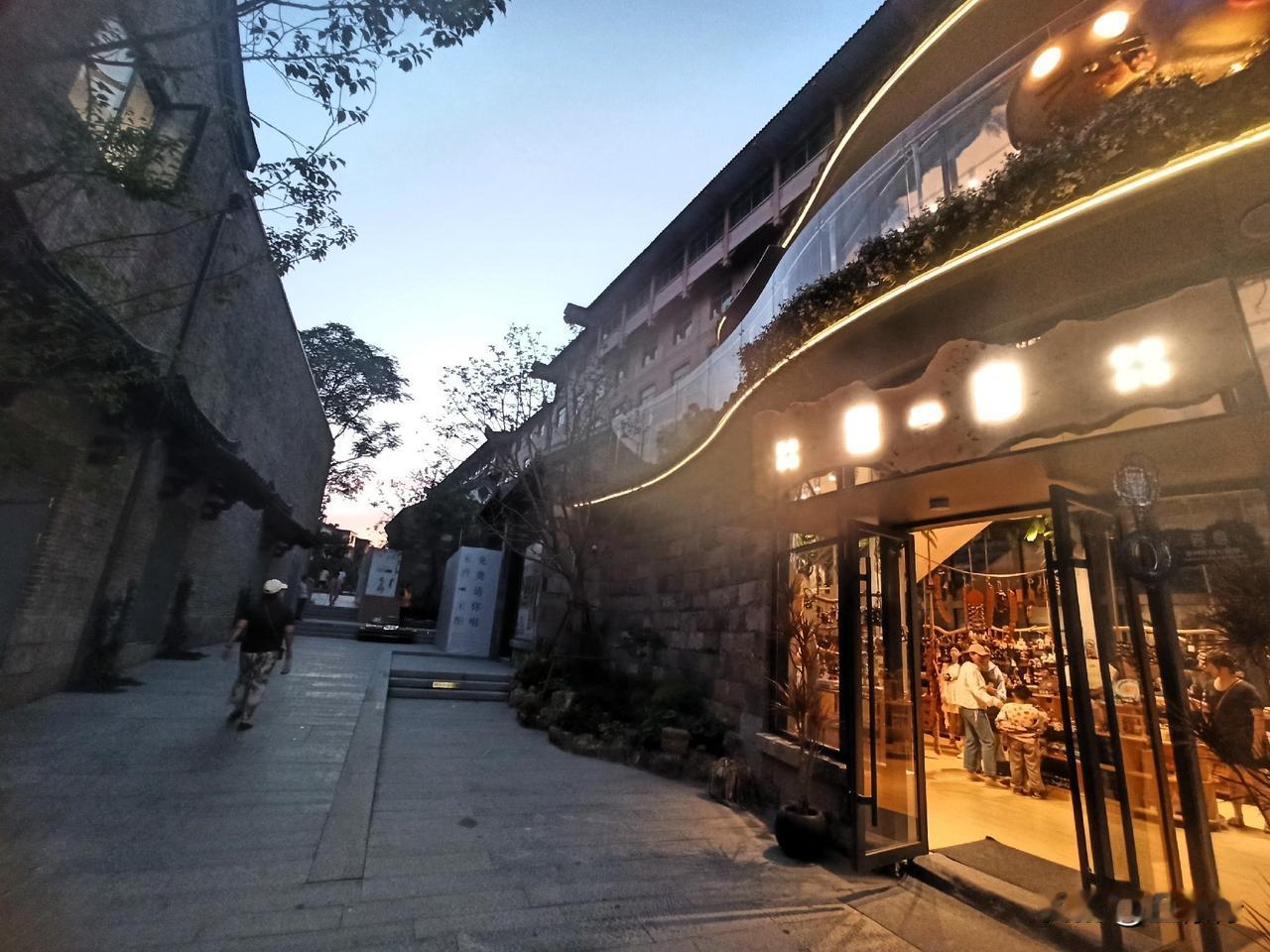徐州剪子股通往中山南路巷道开通，多了些仿古建筑，有的店铺已开业。这个巷子是个坡道