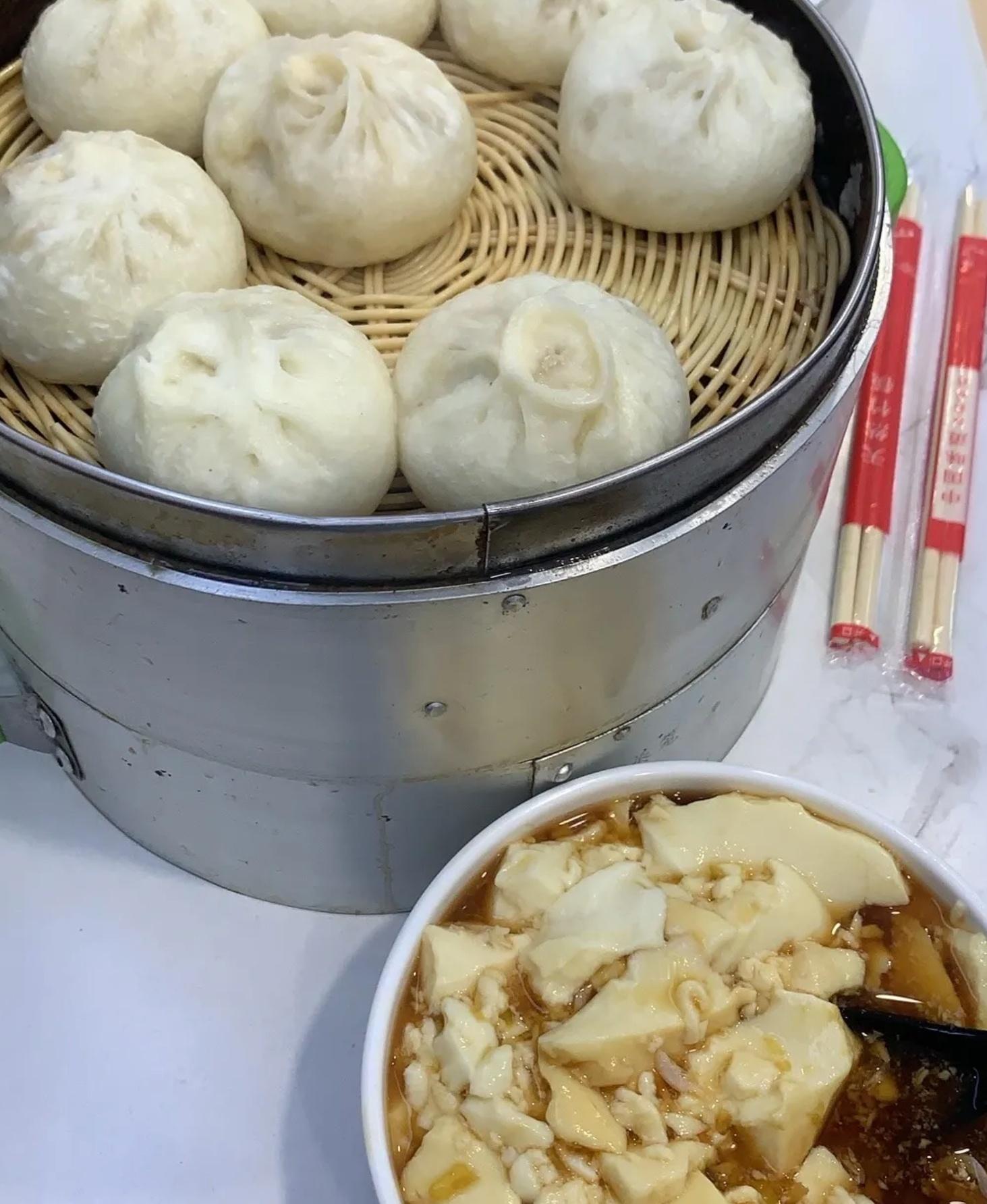 吃了一碗豆腐花饱了，这小笼包打包带走吧[允悲] ​​​