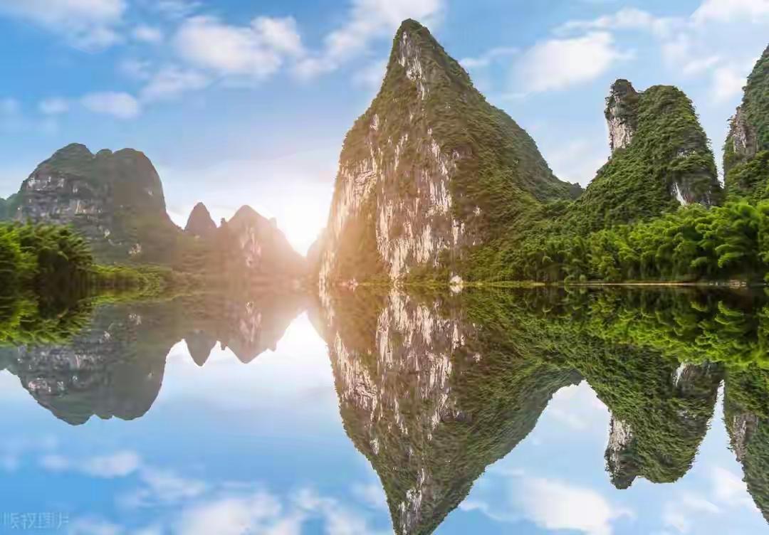 《对称的谎言》

风停下来的时候
世界决定折叠自己

山，是大地隆起的脊背
沉默