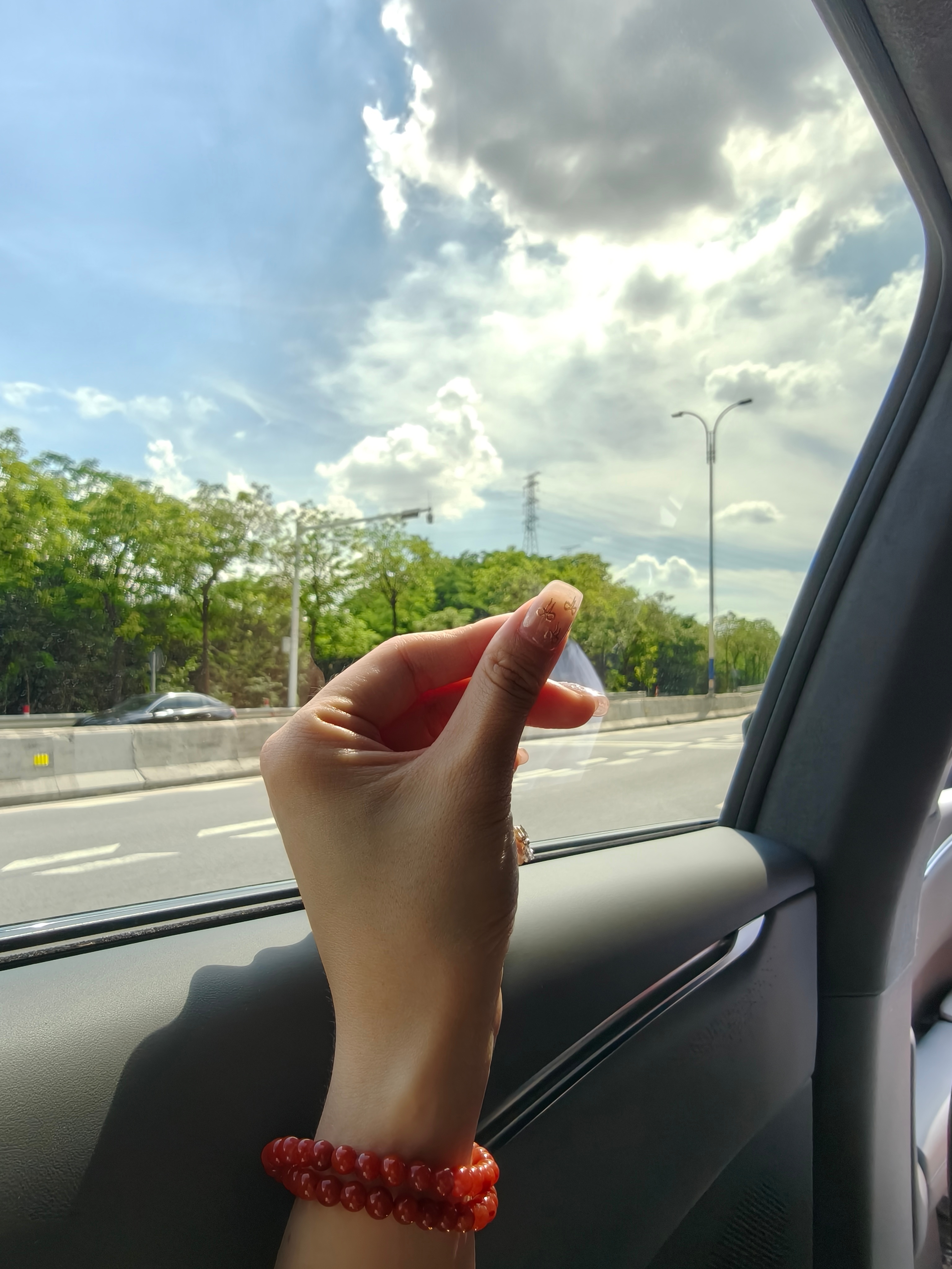 这个手势…应该猜得出我今天拍的是哪辆车了吧？[喵喵]新能源汽车 ​​​