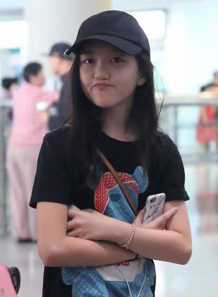 56岁王菲怕是没想到，辛苦养大的唇腭裂女儿李嫣，成了亲爹李亚鹏的骄傲。李嫣18岁