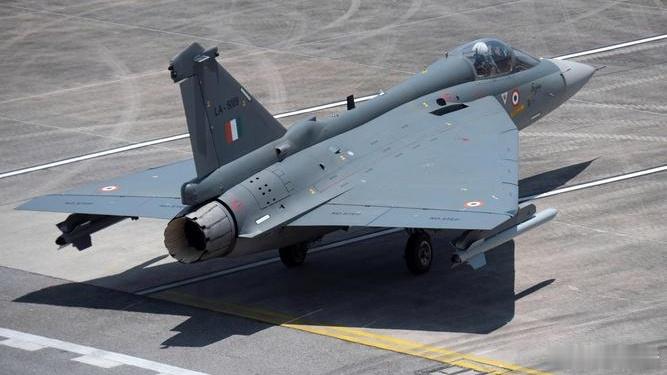 航展坠机后，亚美尼亚中止引进印度“光辉”战机11月21日的迪拜航展上，一架进行飞