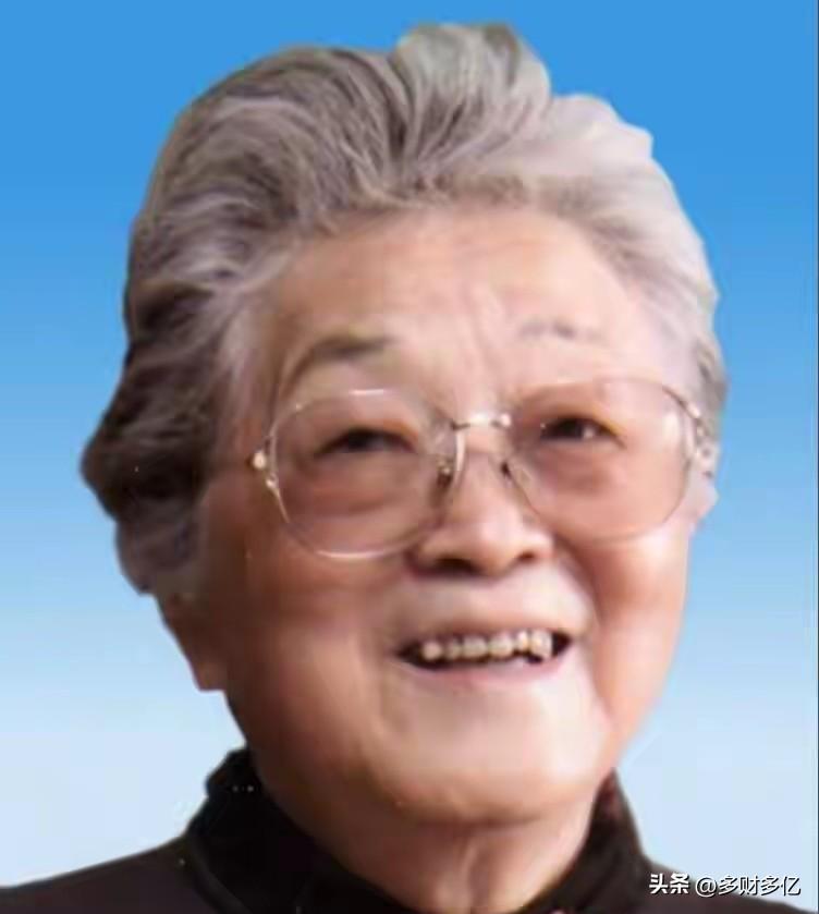 她是河南省委原书记，也是中国第二位女性省委书记，享年102岁。
 
这位跨越世纪