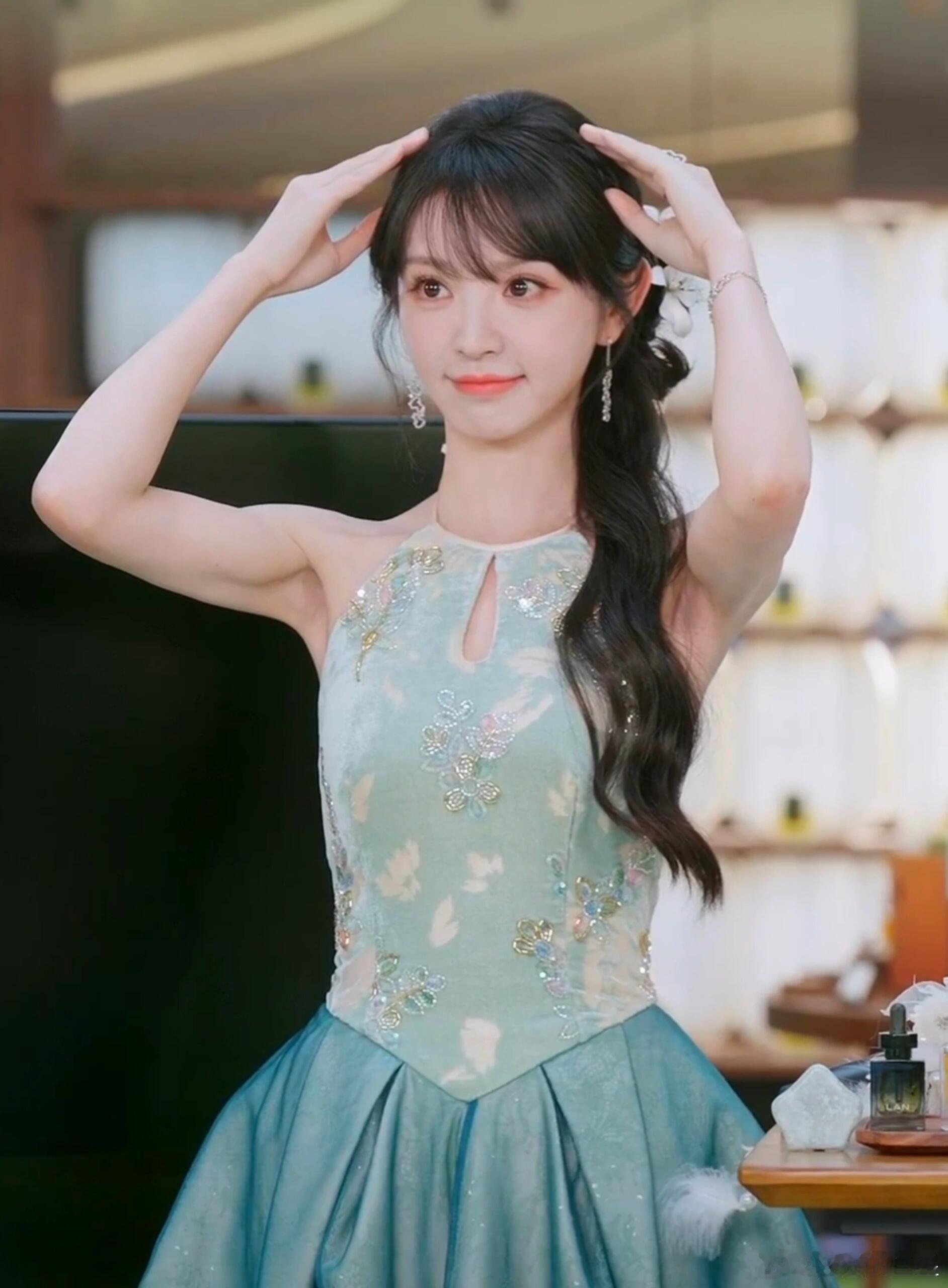 田曦薇绿色挂脖露背长裙田曦薇古风绿色挂脖长裙 神的女儿来了 