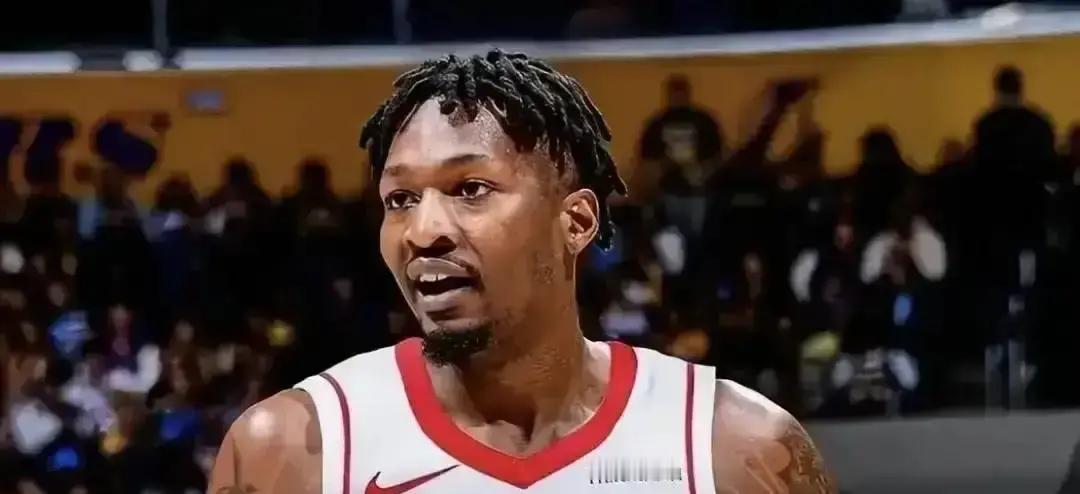 火箭第8变第6，靠他少丢7.8分
 
乌度卡把芬尼-史密斯当指挥塔用，防守轮转快