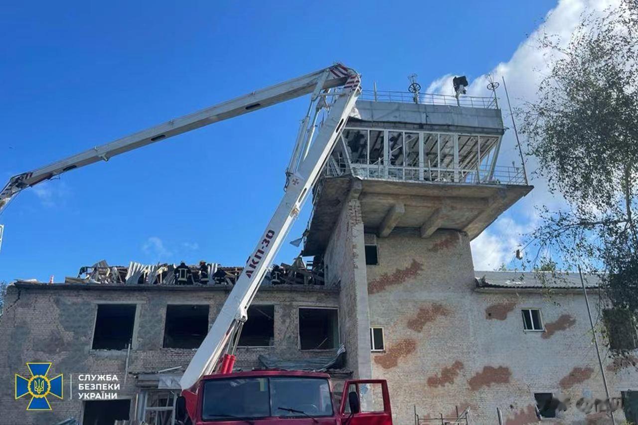 乌克兰安全局公布了乌克兰空军预备役及空军基地遭到袭击后的照片，而在此前有乌克兰军