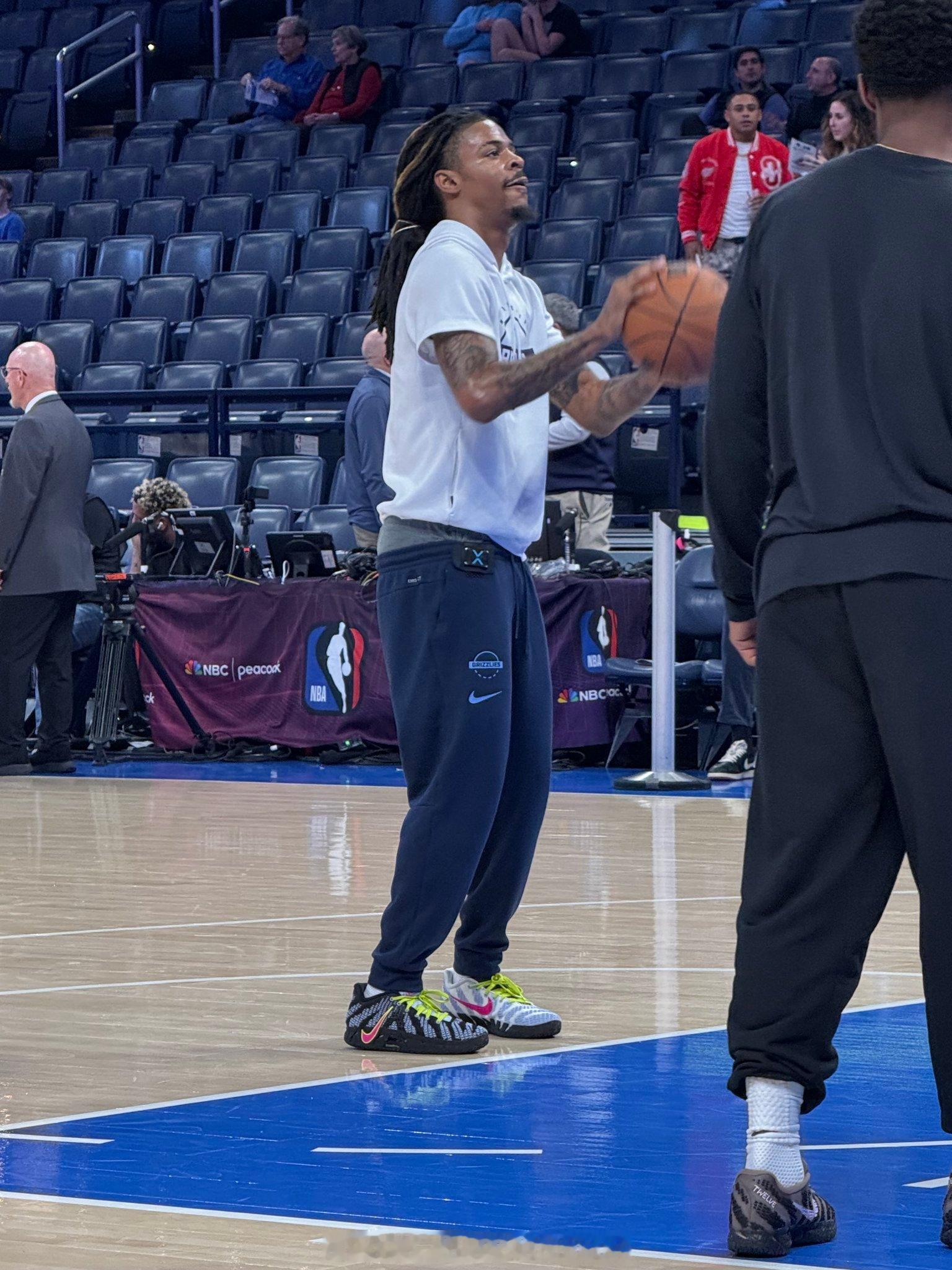 今日场下热身的莫兰特！离复出应该不远了～莫兰特灰熊vs雷霆热爱篮不住