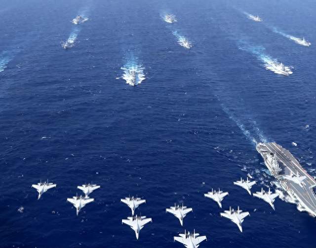 美国军事专家称，004型航母将使中国海军超越美国海军