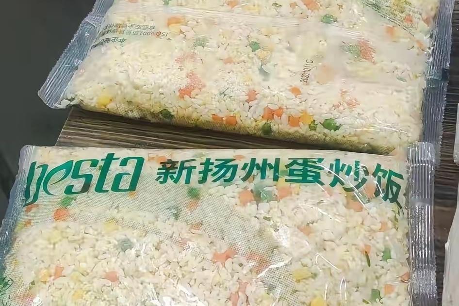 这才是正宗的扬州炒饭，可以直接从冰箱里拿出来现场炒，翻炒几下就出锅装盘了
这可是