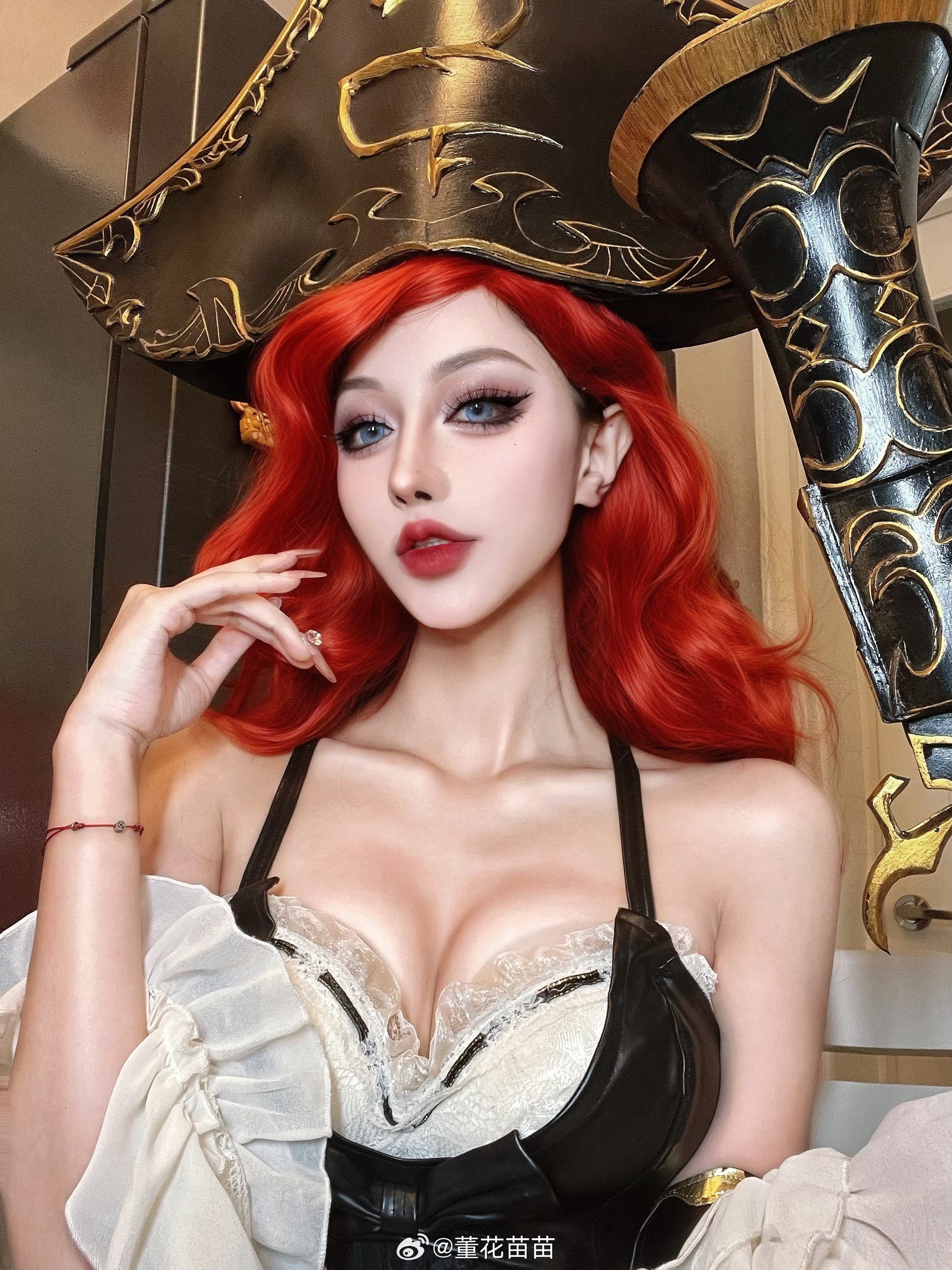 带上这个大帽子得有2米高了，今天坐我后面观赛的人休想看到屏幕！👿  ​​​