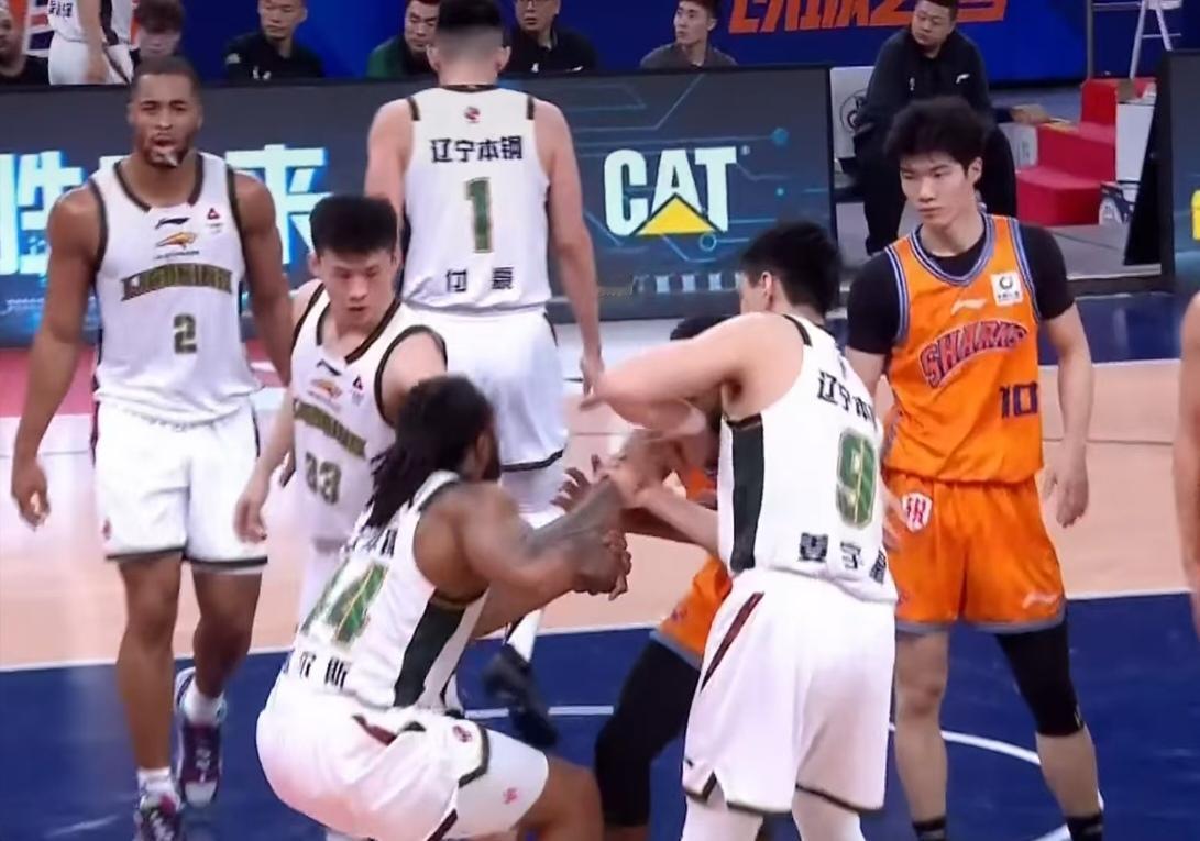 实话实说，辽宁男篮最近几年养了很多闲人！前几年靠着韩德君、李晓旭、郭艾伦、赵继伟