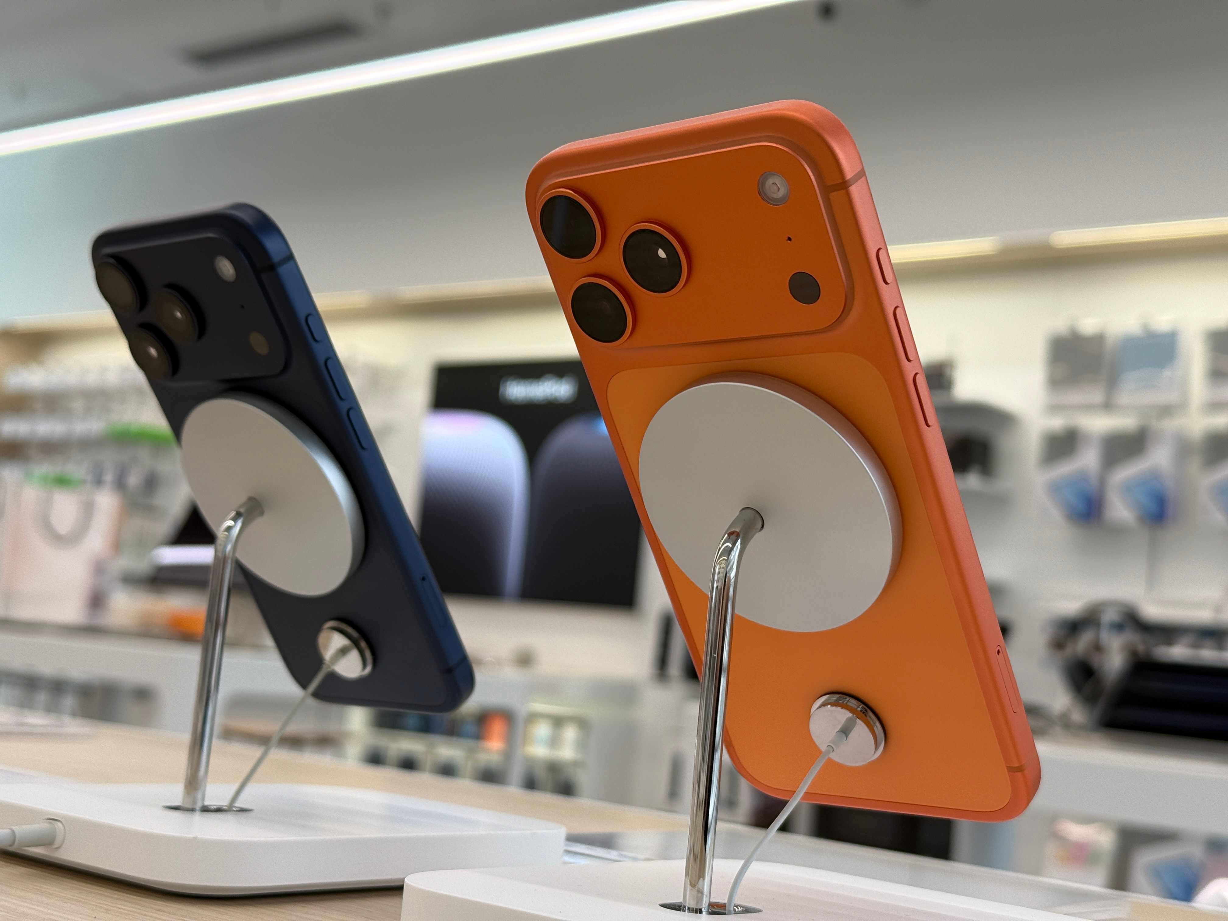 这会儿大家是不是都已经拿到首发的 iPhone17 新机啦？[嘻嘻]实物质感觉得