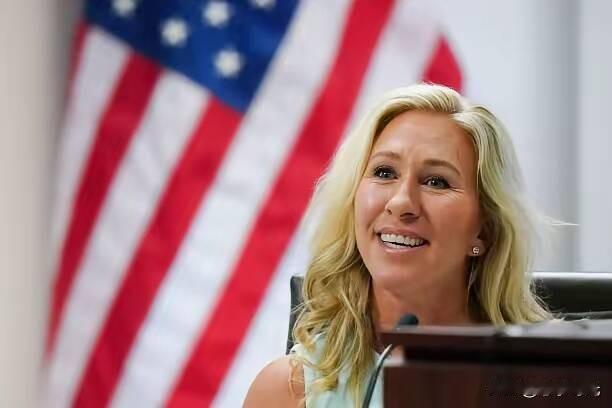 共和党众议员玛乔丽·泰勒·格林发言：
“当年萨达姆·侯赛因倒台后，美国人也曾欢呼