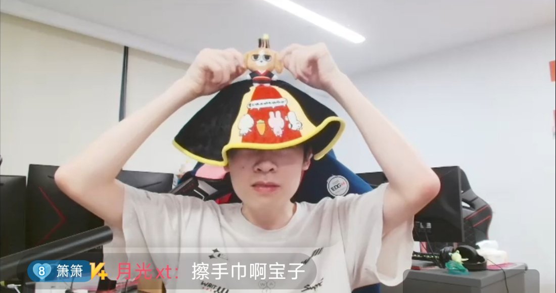 把擦手巾认成浴帽 边往头上戴边问是这样吗是这样吗 
