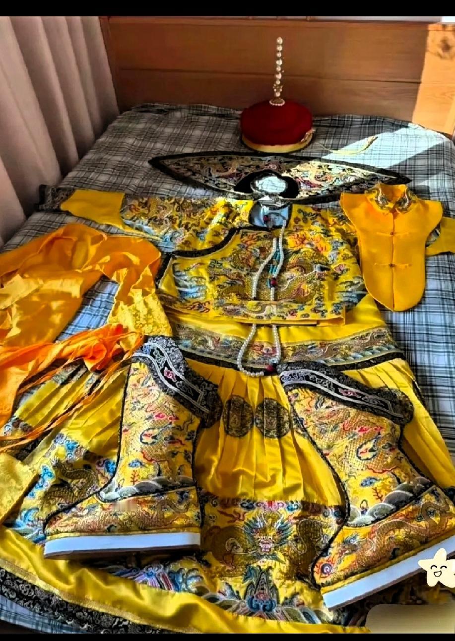 一网友晒晒败家媳妇花了5000大洋在网上购买的一身龙袍，帽子，靴子都配的齐全。如