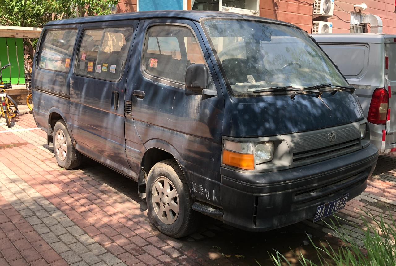 丰田HiAce，音译过来叫它“海狮”，日本丰田当年说是“Hi”与“Ace”分开理
