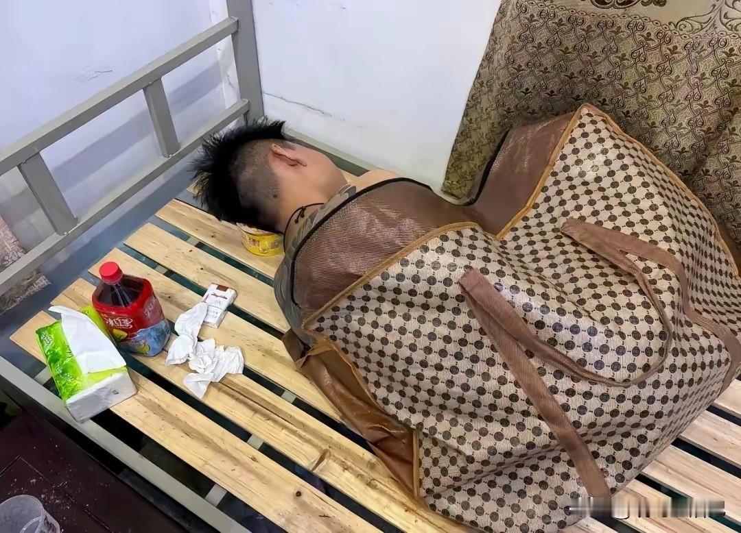刚进工厂的小哥，父母看了得有多心疼啊。