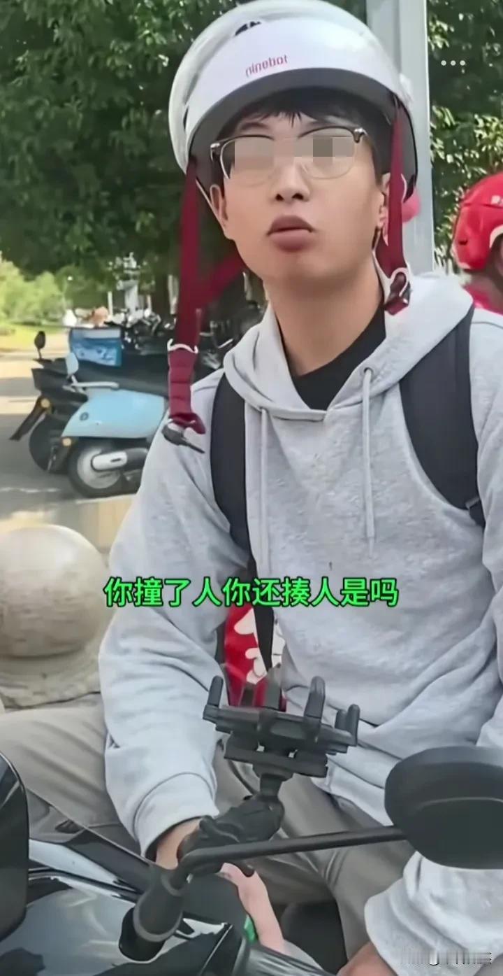 教科书式回答：我听交警的。

男孩在等红绿灯，绿灯刚亮准备起步，女子逆行与男孩相