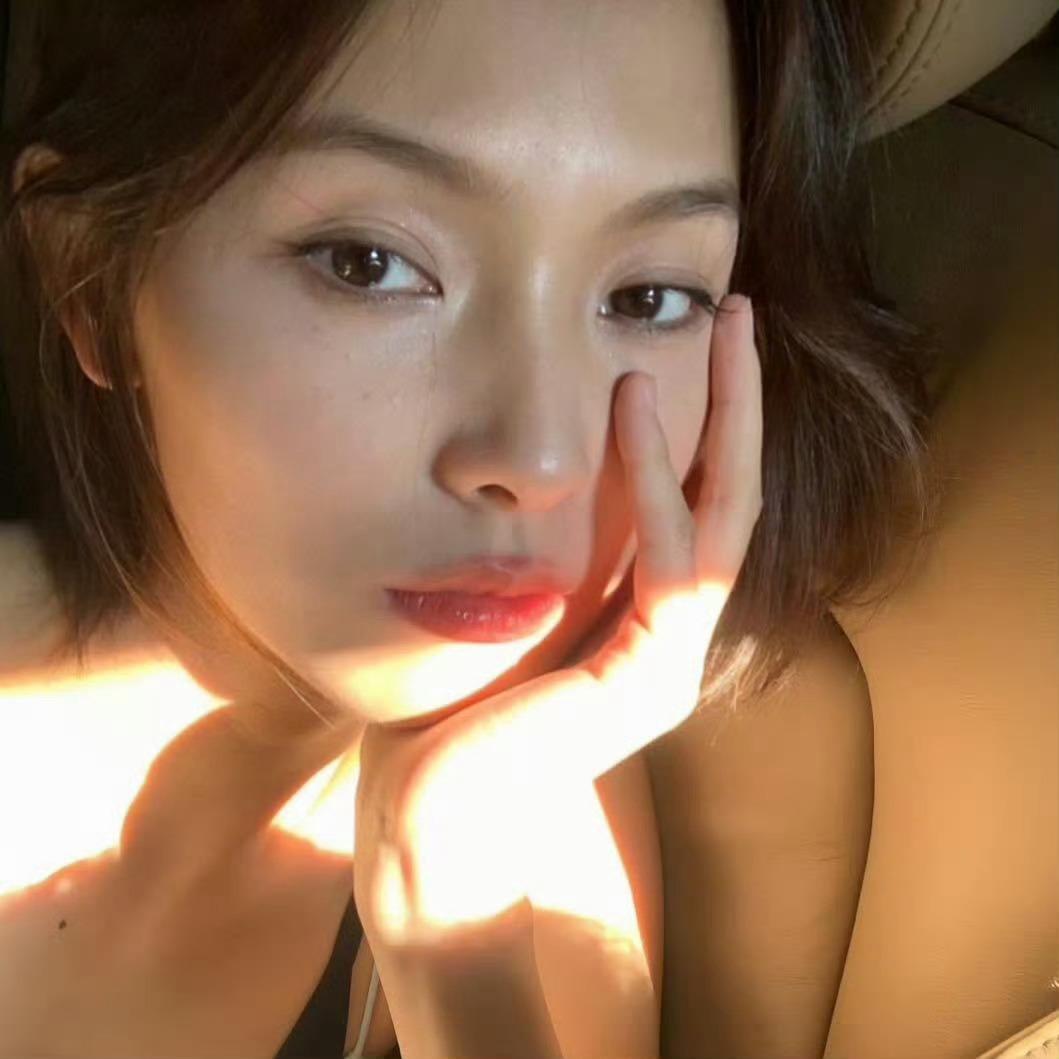 赵佳丽的美别具一格，并非张扬夺目，而是于安静中蕴藏力量。这种美如陈酿，越品越香，