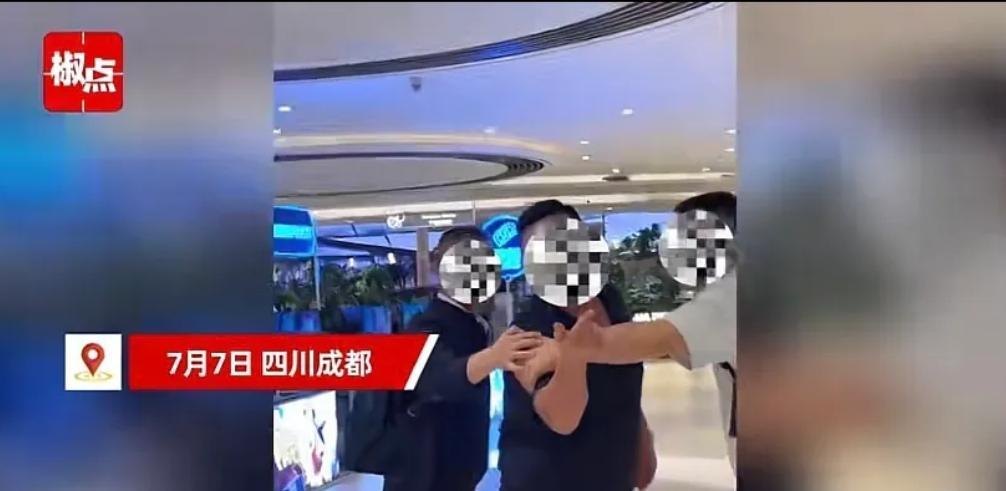 “如不严惩，天理不容！”7月，四川成都，女子和妹妹3人逛商场，穿的很保守，没袒胸