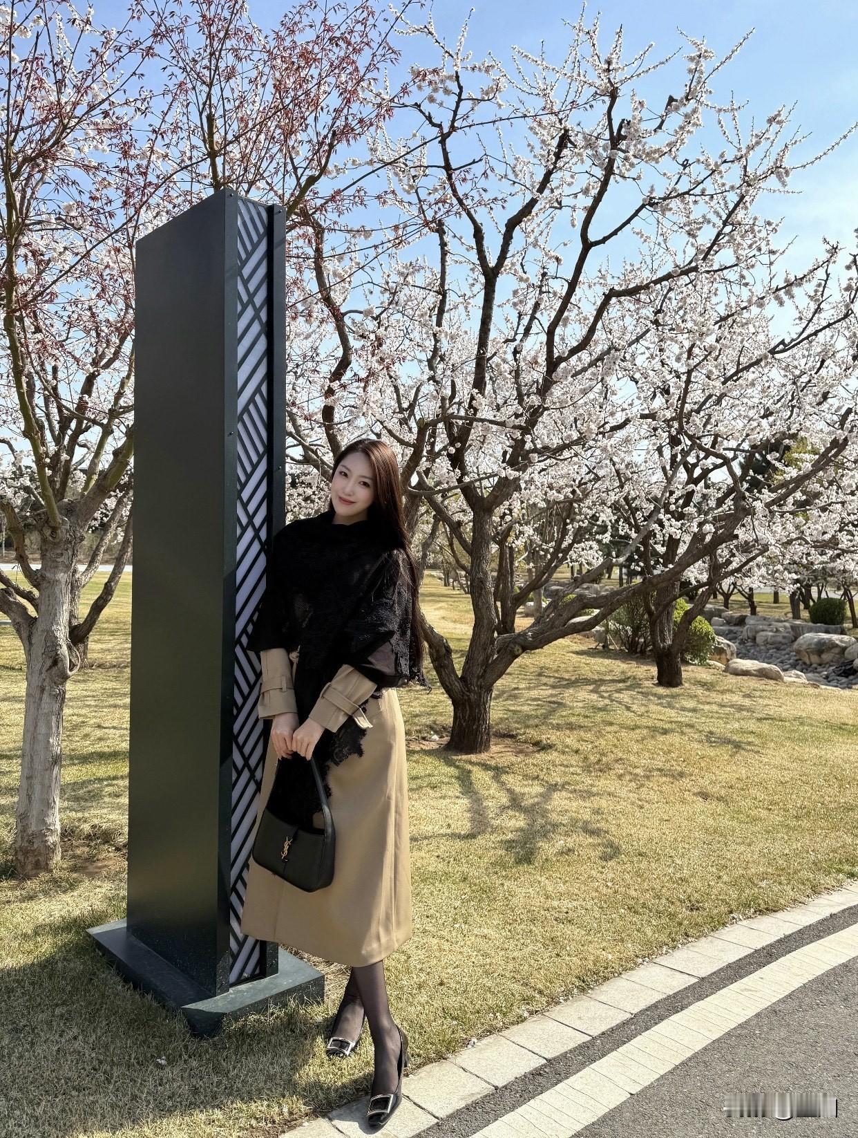 如何搭配一套优雅的职业装?米奇色大衣和黑色上衣是不错的选择。
先说米奇色大衣，它