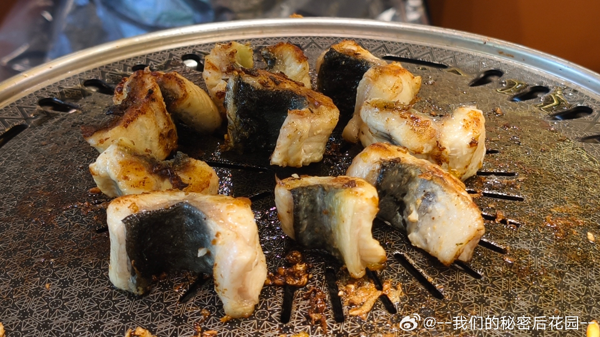 🐸：这个鳗鱼要焦一点好吃。🦢：你是在教我吃鳗鱼吗？🐸：对啊，我们海边长大的