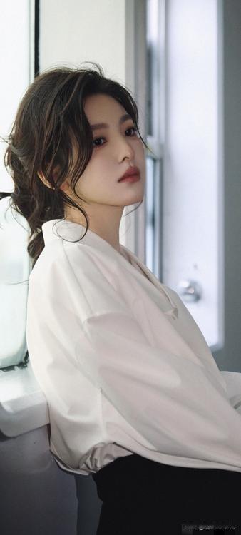 章若楠的黑白配，挺有故事感……