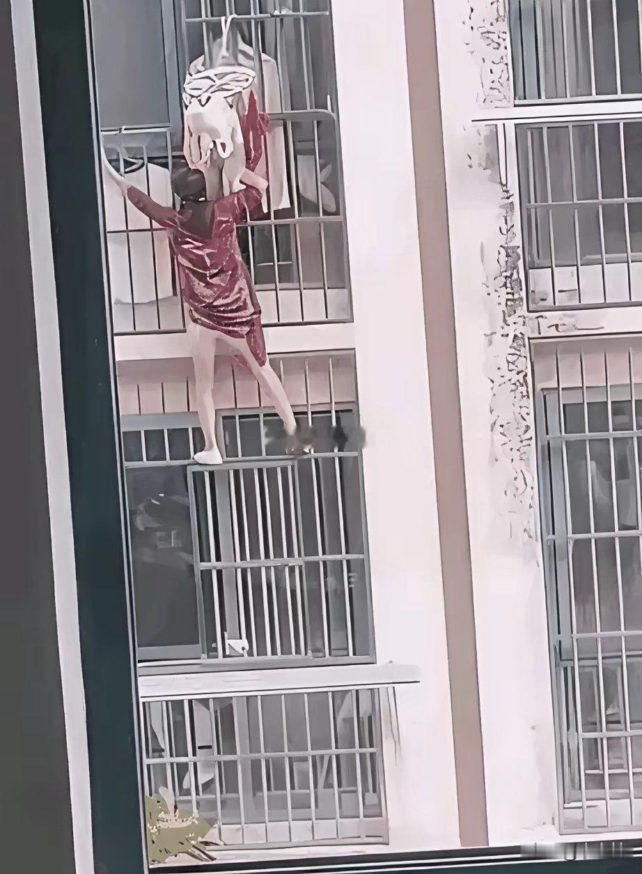 这大姨在干啥呀？太危险了吧