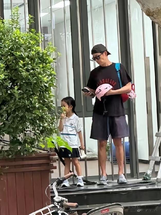 偶遇王阳骑车接5岁女儿放学，父女俩在街边躲雨，画面温馨有爱！[鼓掌][鼓掌][鼓