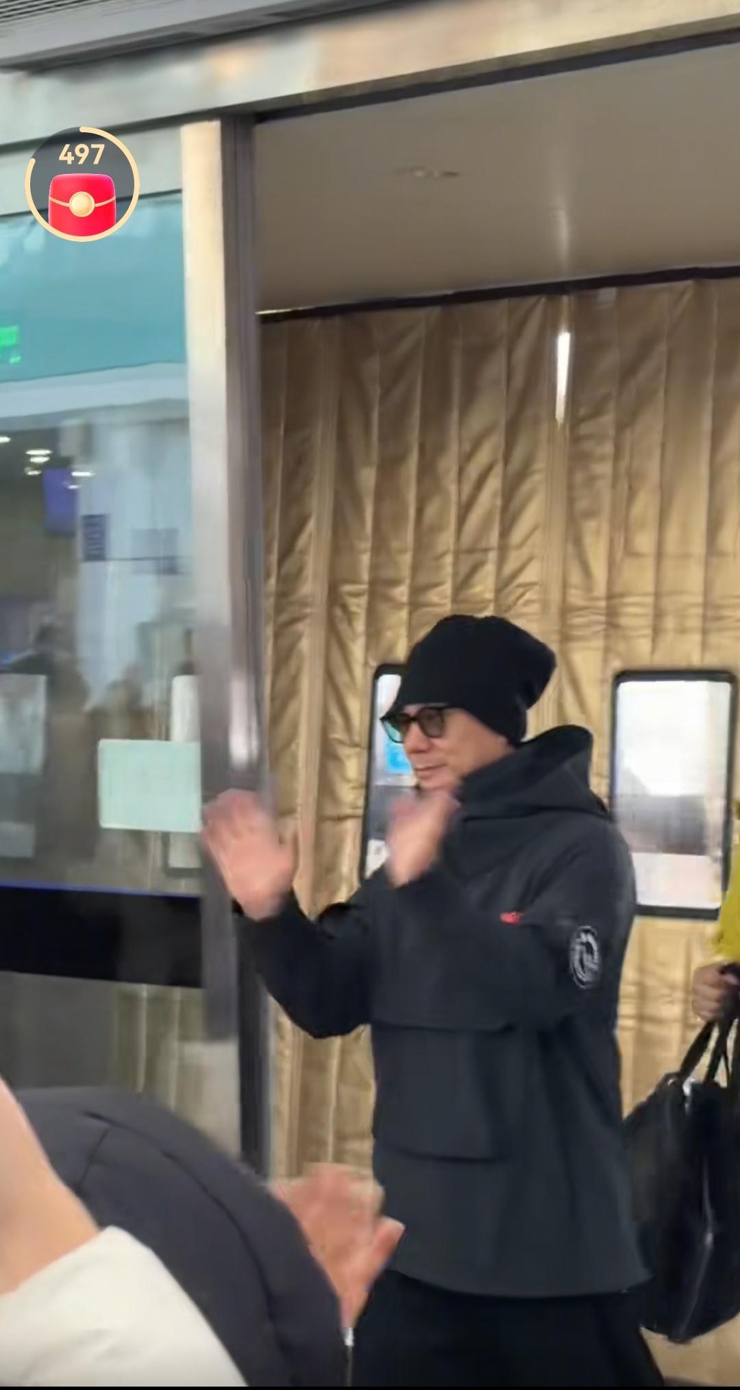 12月17日，任贤齐早上现身吕梁大武机场，参加完相关活动后赶赴另一个地方。

任