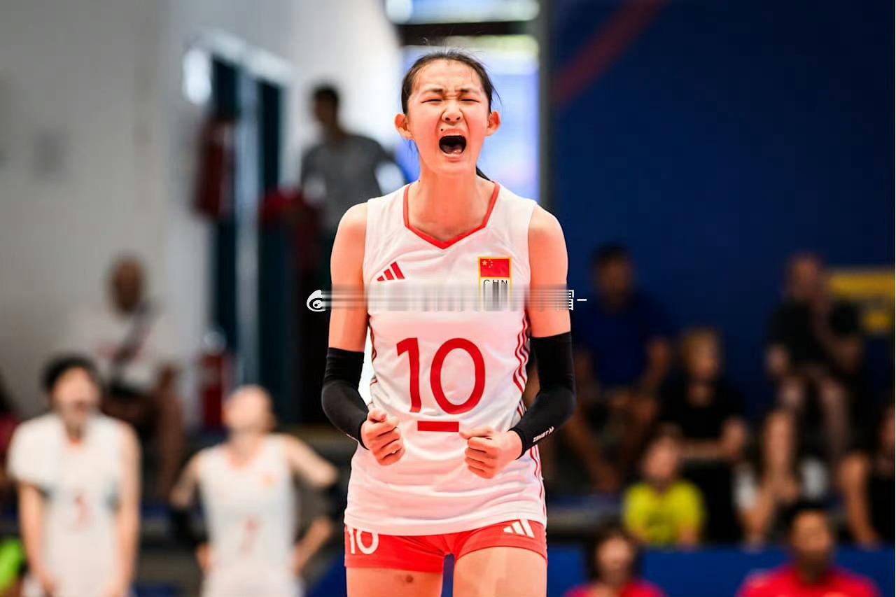 上海队的年轻主攻黄悦鑫砍下17分（32扣14中1失误2被拦，3拦，17个一传2失