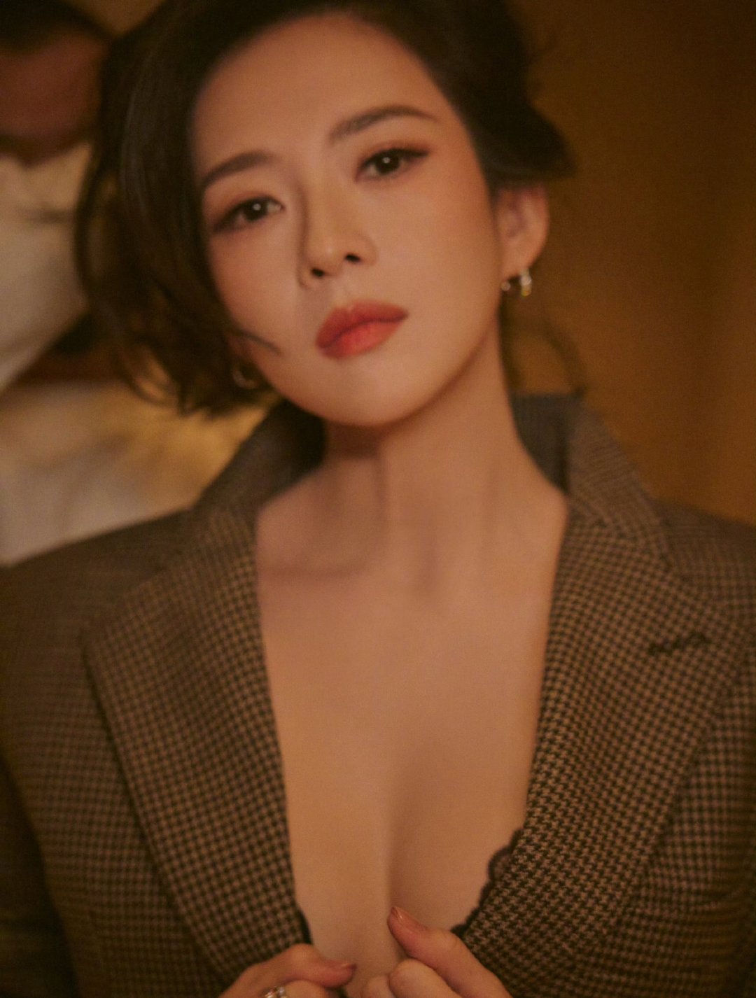 章子怡银发挑染从年少惊艳到如今从容，章子怡不愧是无数人心中的白月光与梦中情人。
