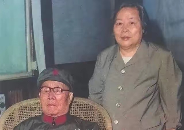 这是刘伯承元帅与夫人汪荣华的合影。刘伯承是中华人民共和国十大元帅之一，被誉为“军