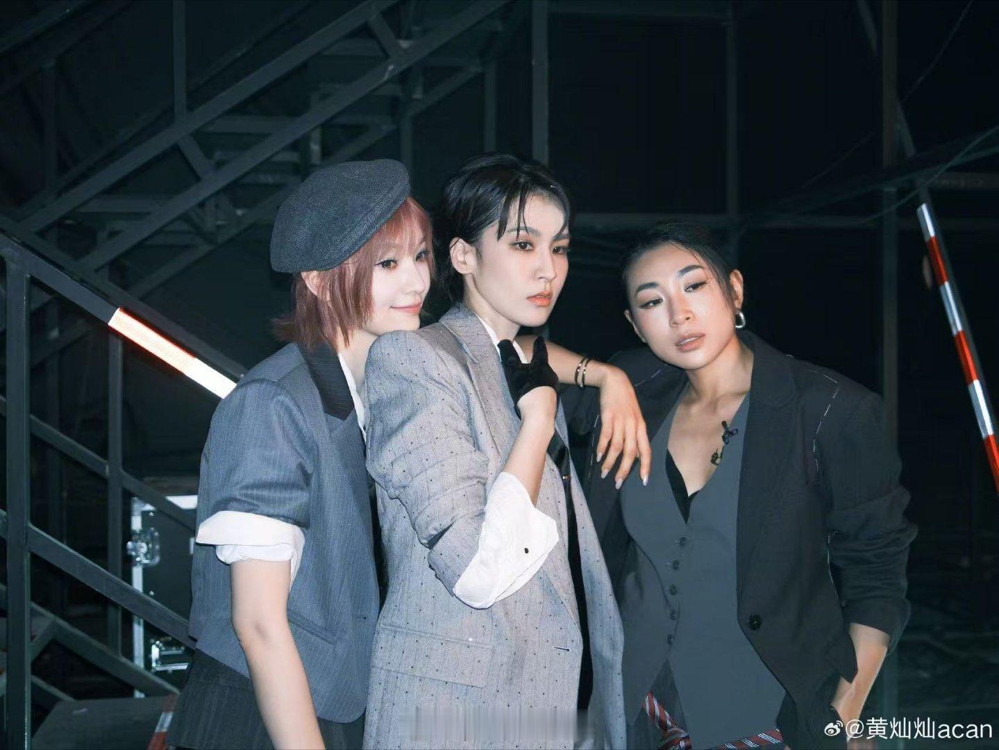 黄灿灿一公造型 报童帽、小卷毛、圆眼睛。黄灿灿这一身像从复古画报里走出来的，但画