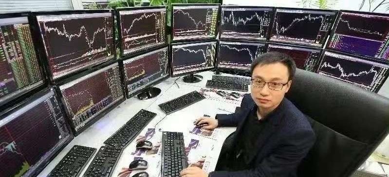一名山东股民在9元附近瞄上了 宿迁联盛，入场2500股。过了一阵股价拉到12元，