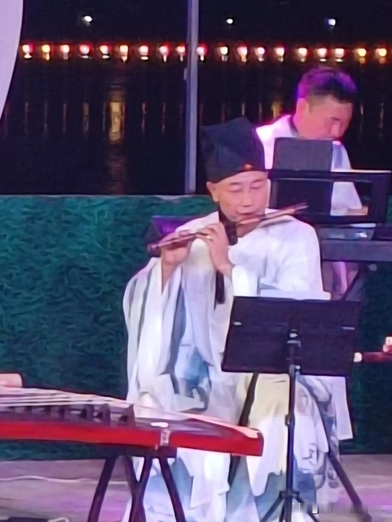 琴瑟和鸣曲中情，琴声悠扬乐无边。#献丑一曲✌️# 汉中演义广场笛子独奏庆中秋。