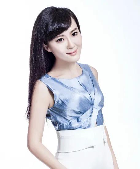 央视美女主持人乱开车，引发争议！

中央电视台军事农业频道主持人的刘小维开黄腔，
