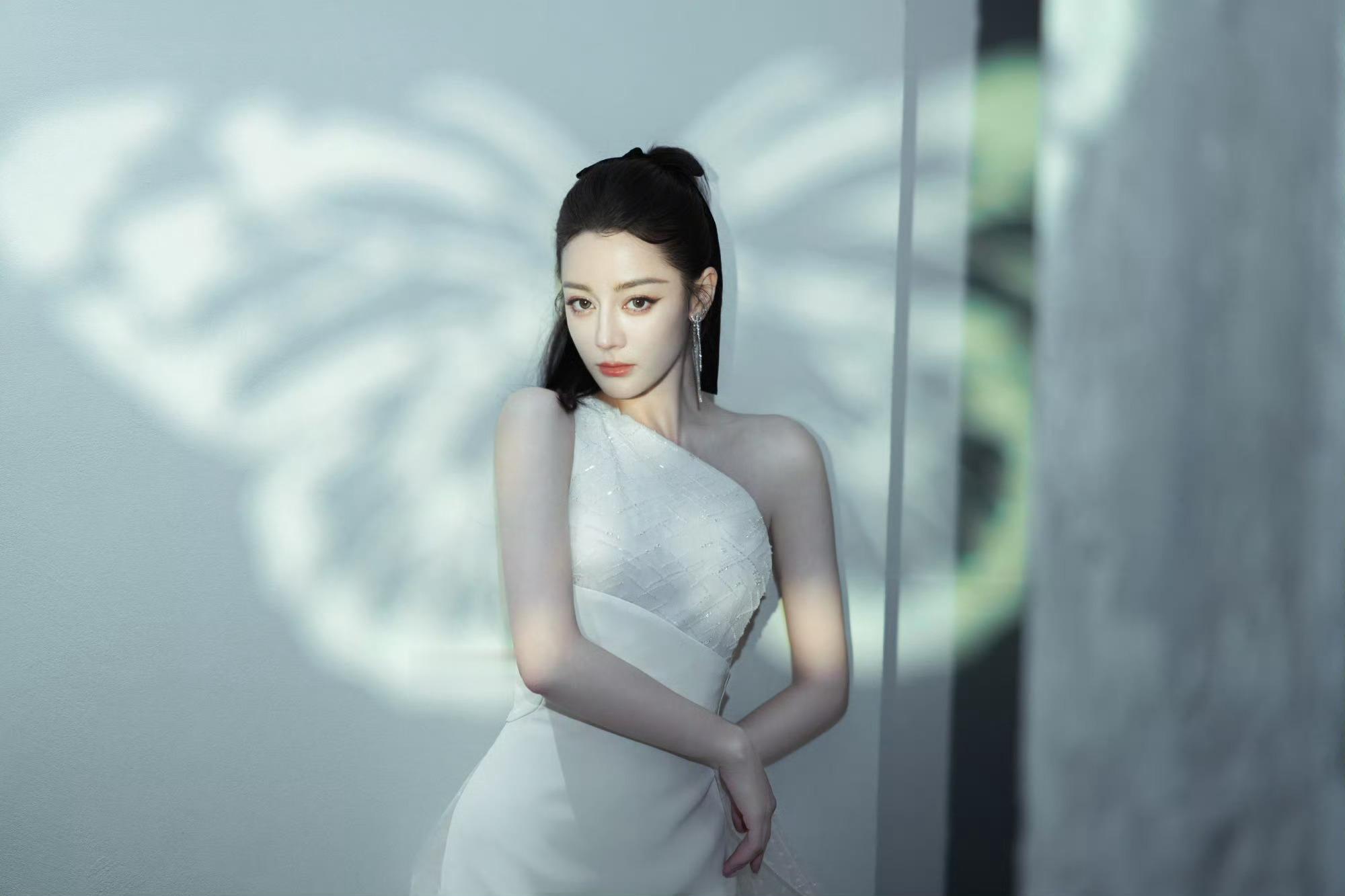 #迪丽热巴这发际线#五官+身材气质全是顶配是这张脸让这个造型封神了[爱你] ​​