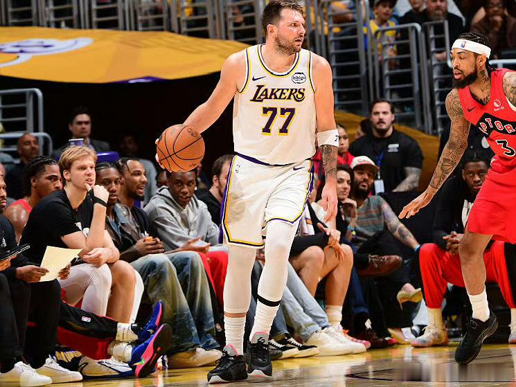 赛季过半，湖人取得25胜16负，61%的胜率为近6个赛季第2高之前5个赛季，湖人