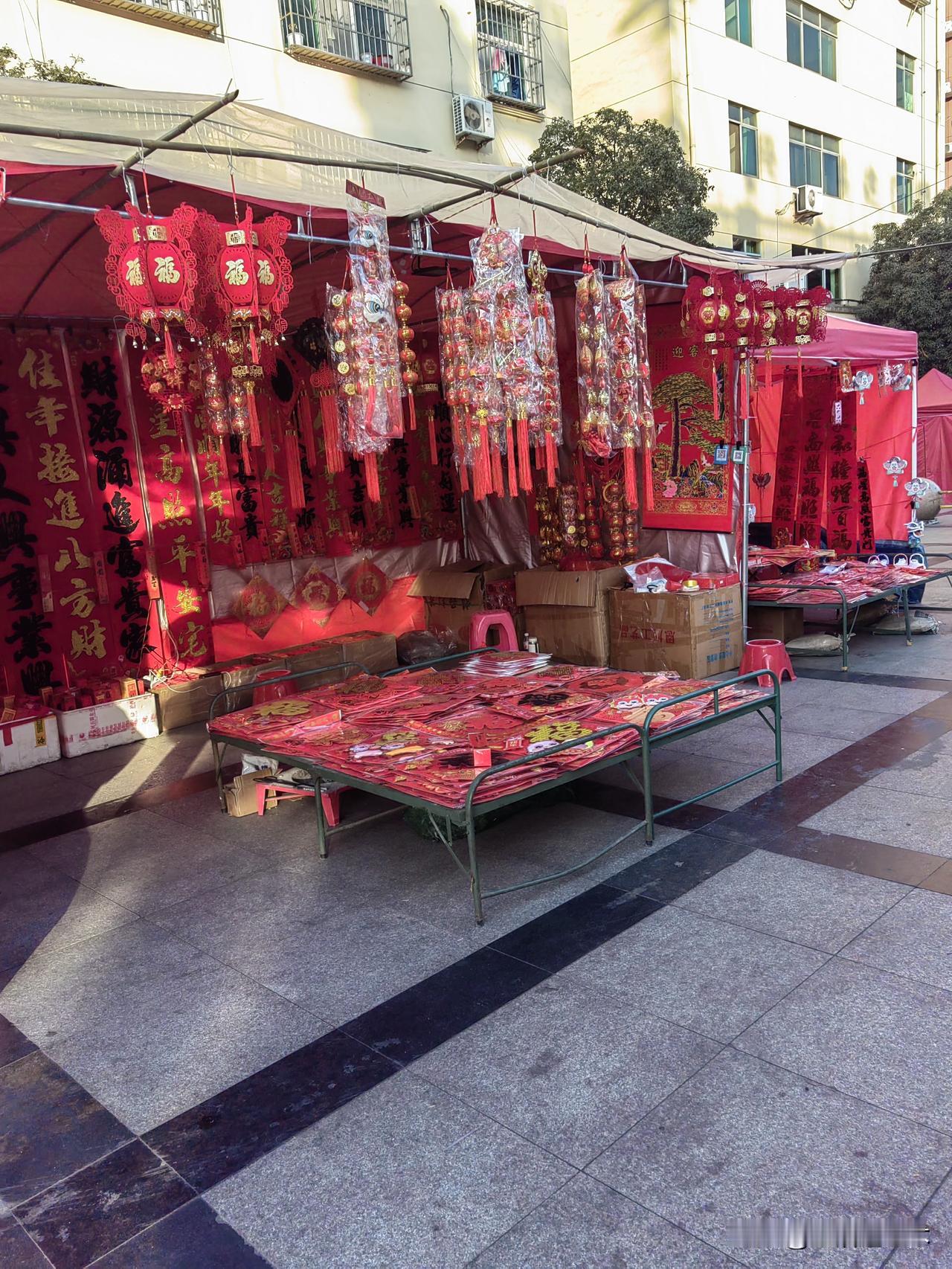 马年氛围特别浓，城乡处处一片红。