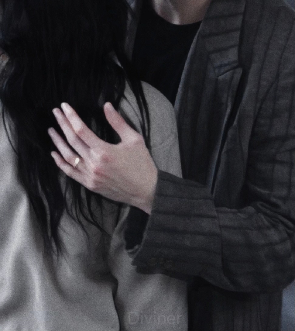 发个戴婚戒的陆熙洲真的是“指如削葱根”