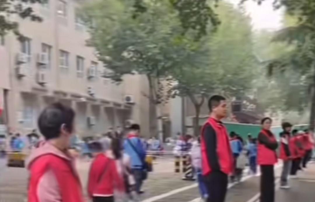 我们这边学校经常安排家长去做护学岗，家长没空的话，家长自己出钱请人来代替。很多学